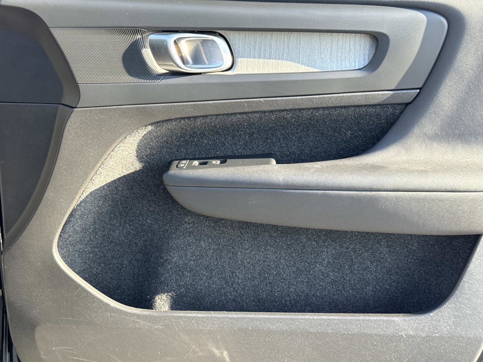 Used 2024 Volvo XC40 B5 Plus image 18