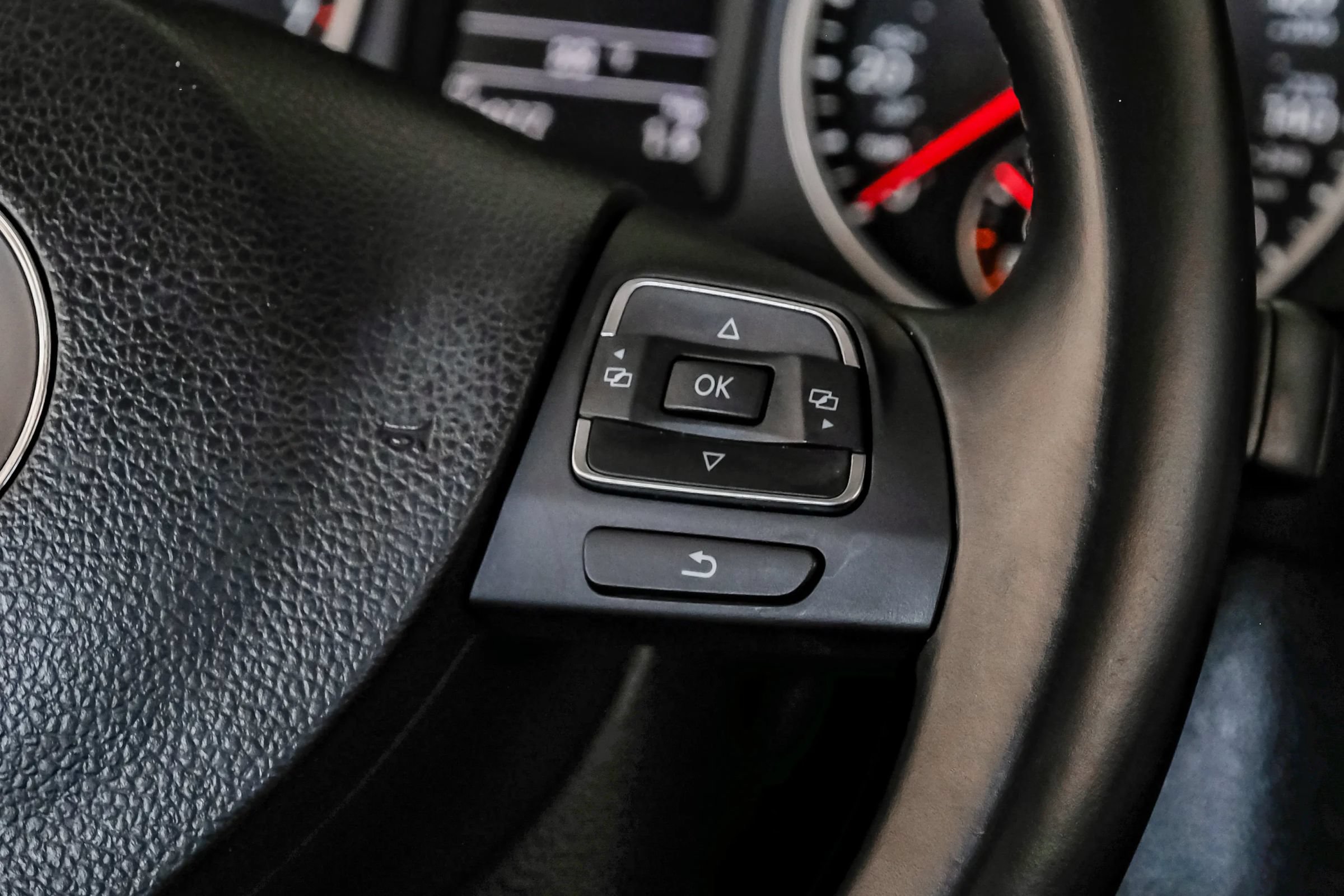 Used 2018 Volkswagen Tiguan Limited w/ Premium Package FWD image 18