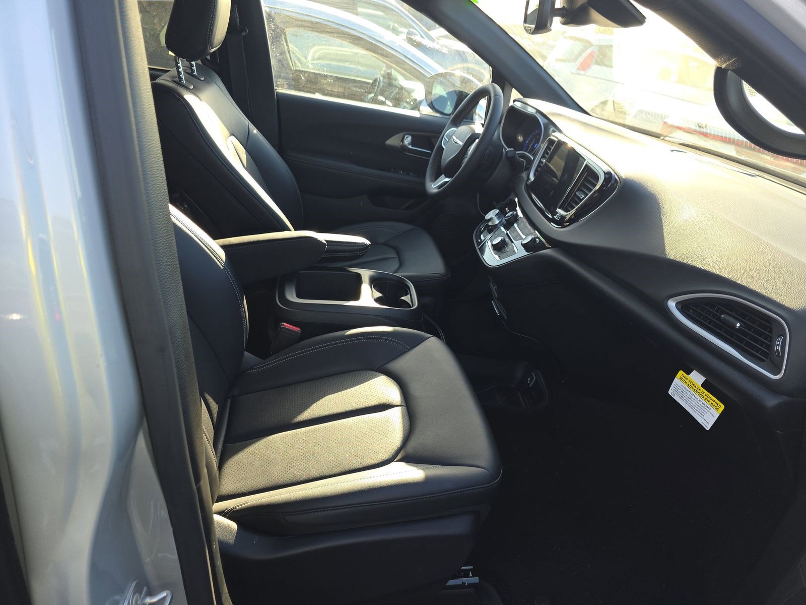 Used 2026 Chrysler Pacifica Select image 17