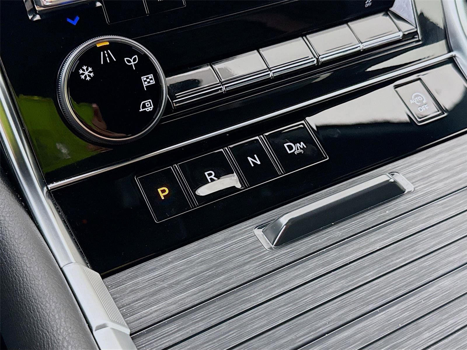 Used 2025 Nissan Armada SL w/ Captain's Chari Seat Package image 16