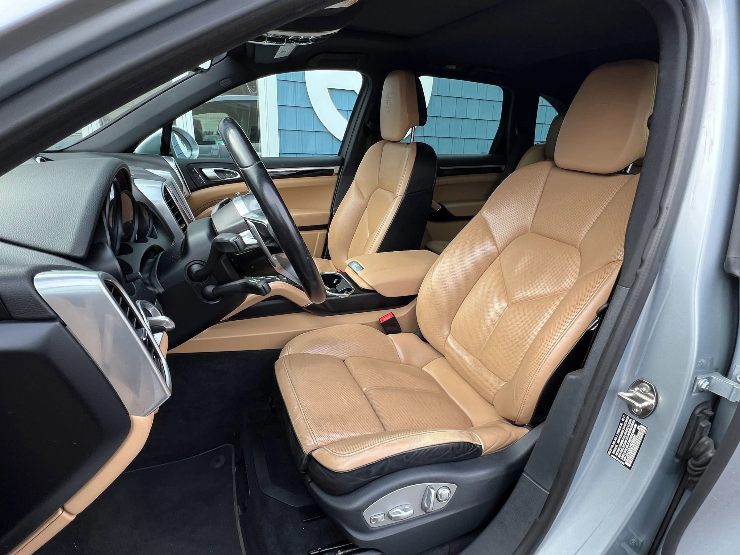 Used 2017 Porsche Cayenne Platinum Edition w/ Premium Package (PJV) image 2