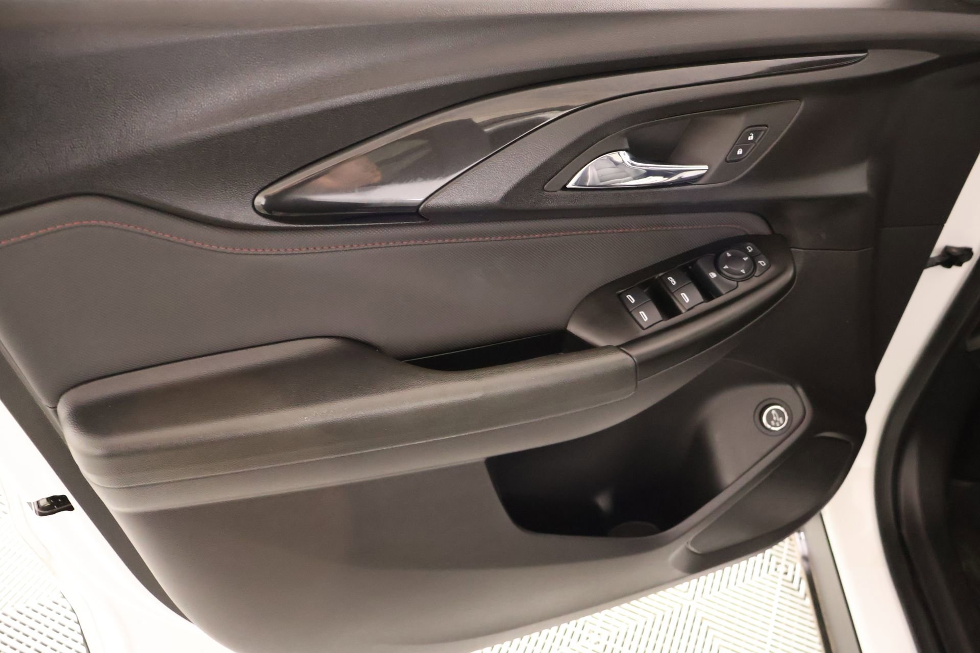 Used 2023 Chevrolet TrailBlazer RS w/ Sun and Liftgate Package FWD image 16