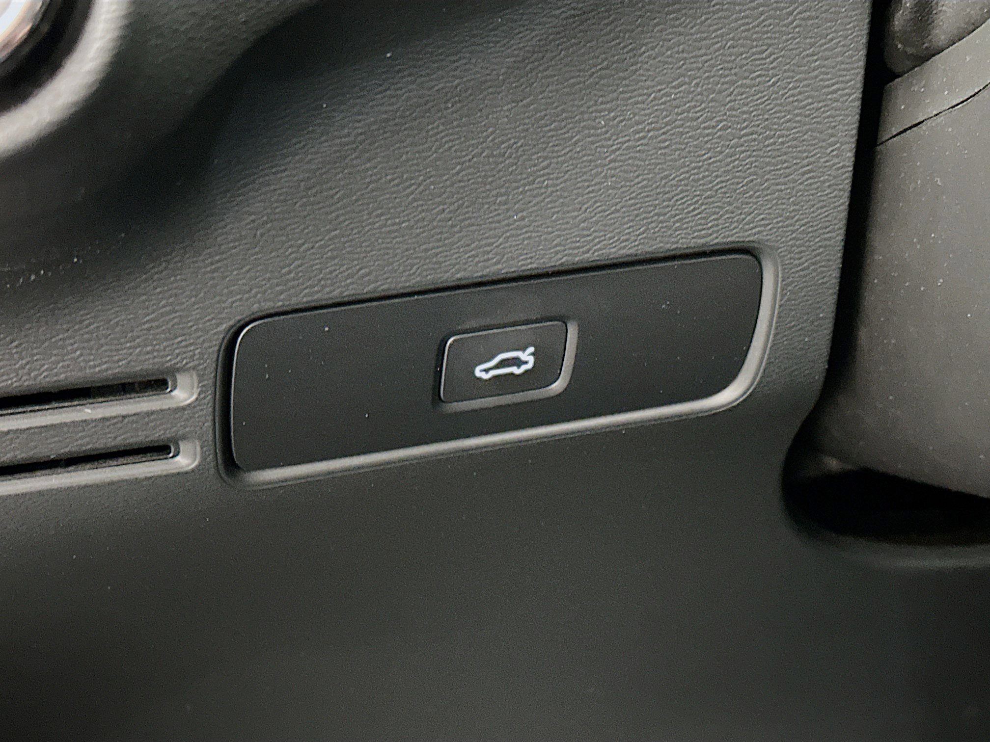 Used 2025 Volvo XC40 B5 Plus image 17