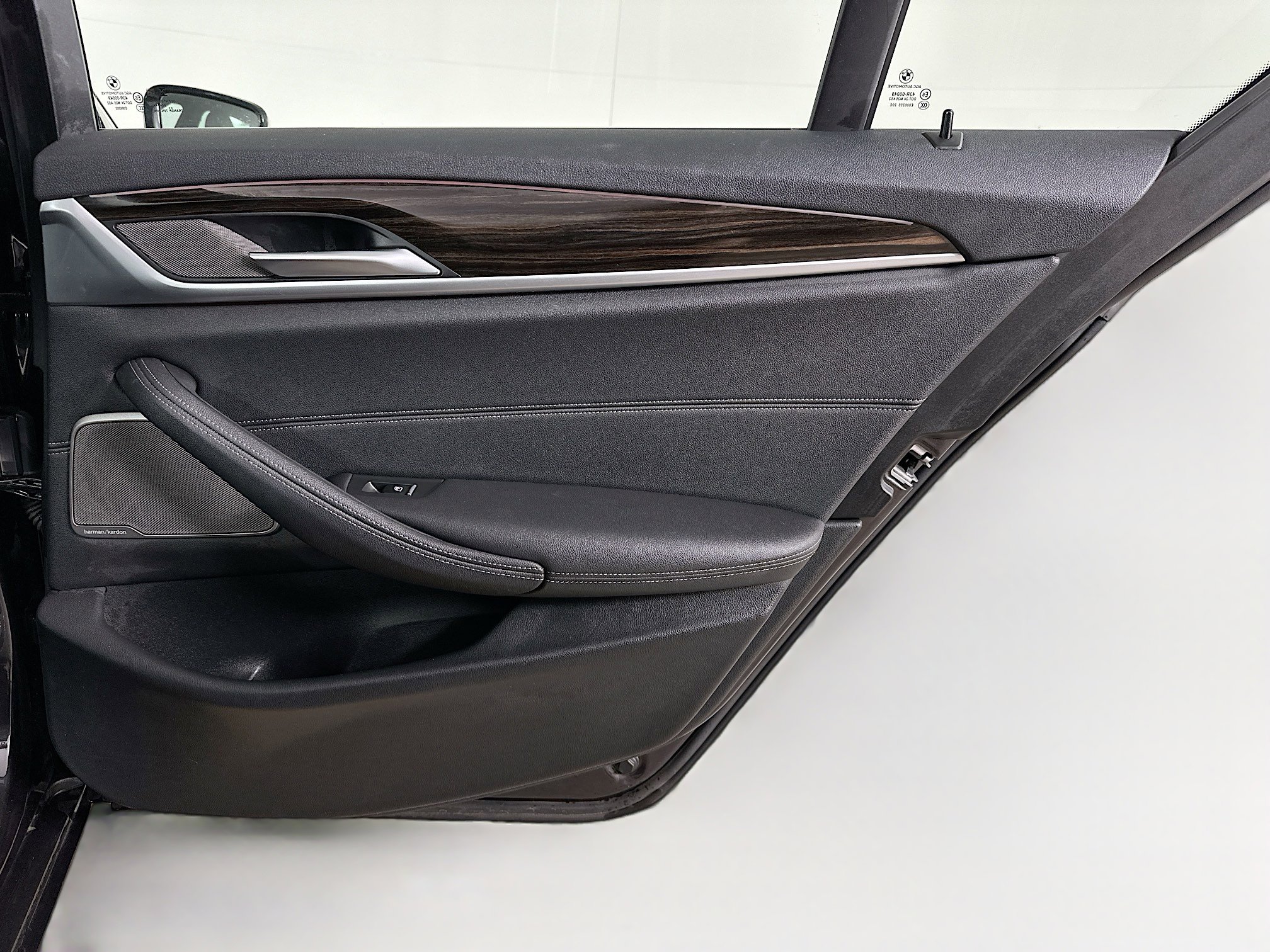 Used 2023 BMW 530i xDrive w/ Premium Package image 31