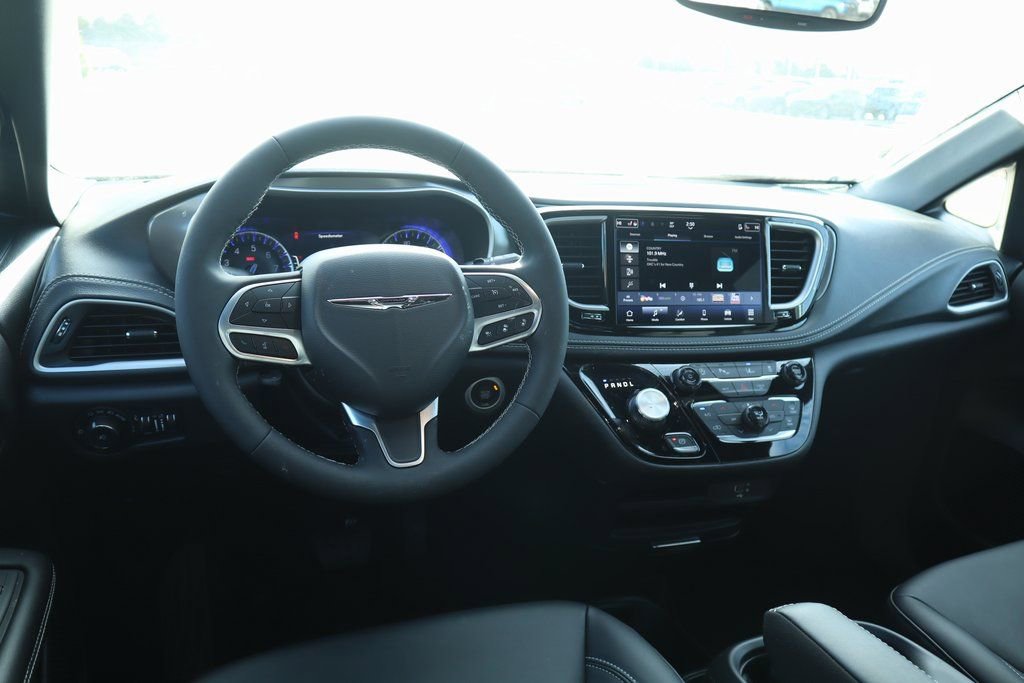 New 2026 Chrysler Pacifica Select FWD image 2