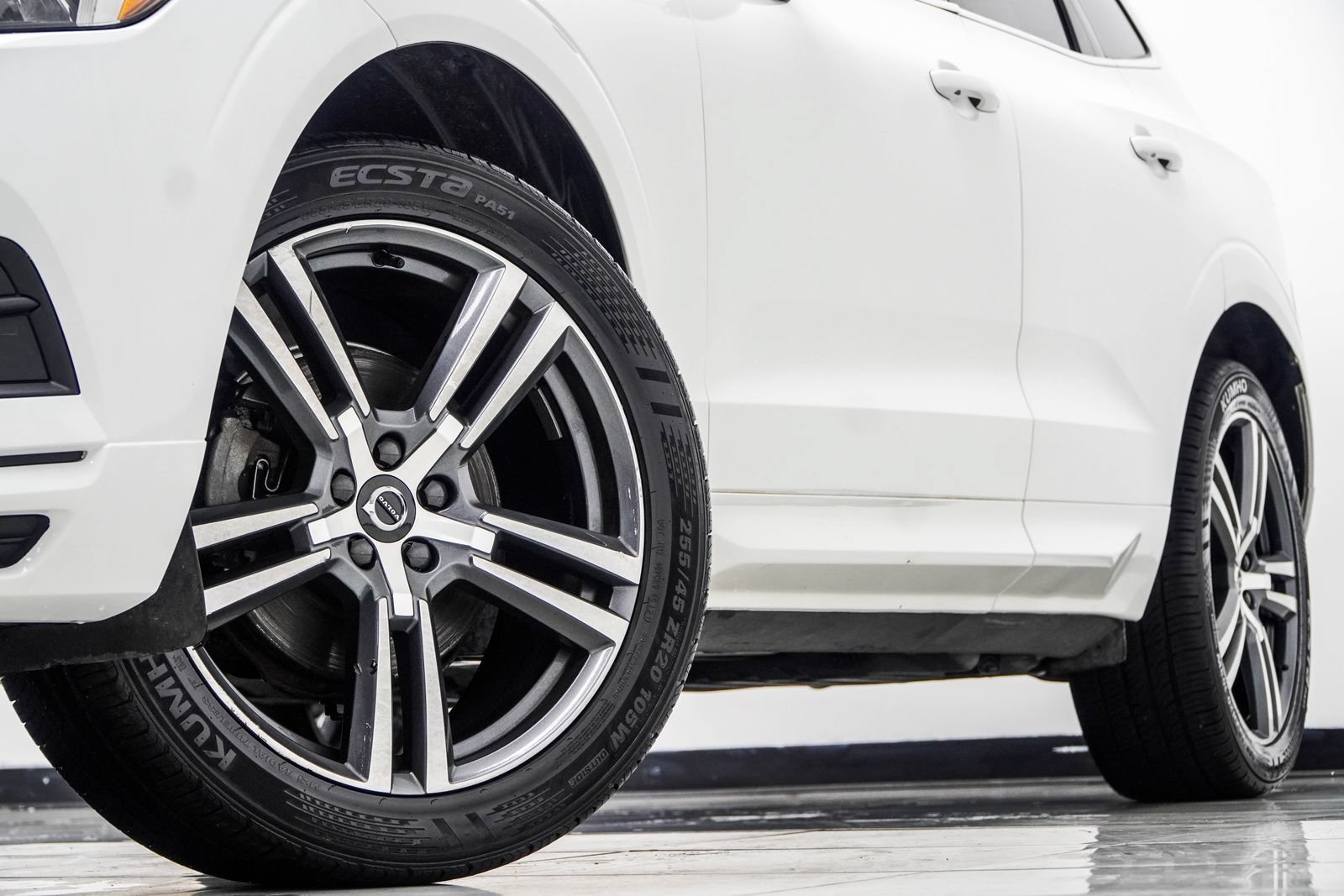 Used 2020 Volvo XC60 T5 Momentum w/ Protection Package Premier AWD/4WD image 3