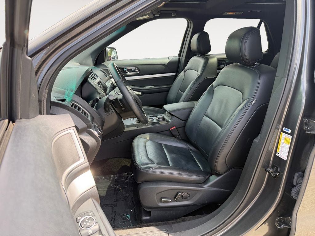 Used 2017 Ford Explorer XLT w/ Equipment Group 202A AWD/4WD image 7