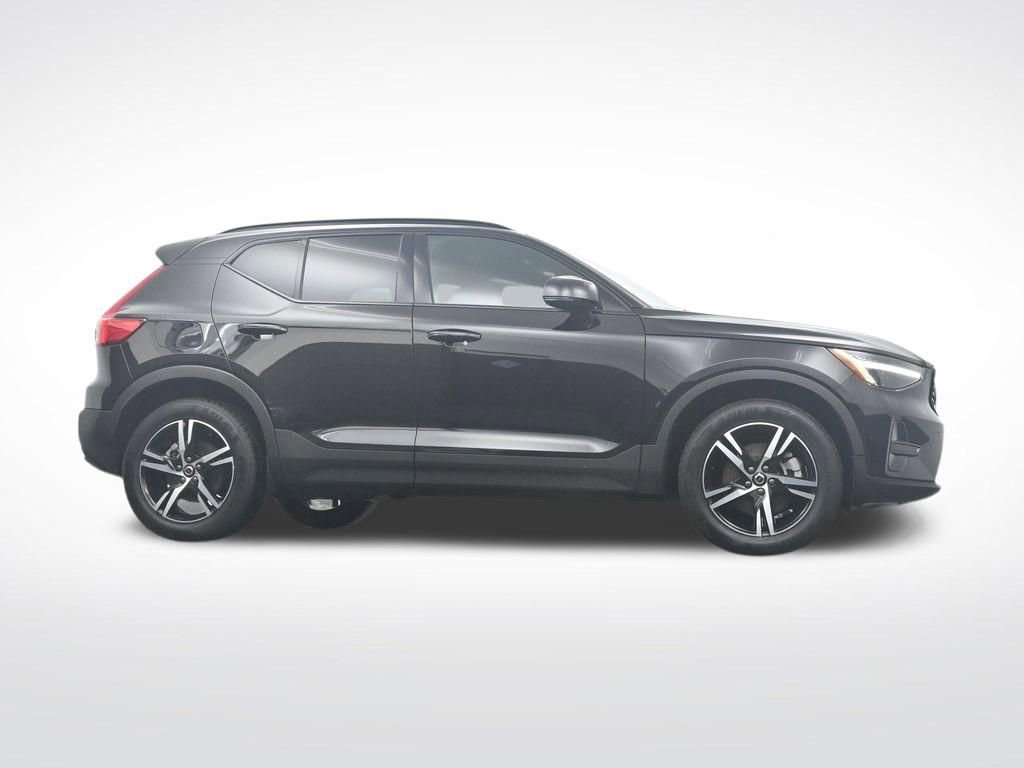Used 2024 Volvo XC40 B5 Core image 31