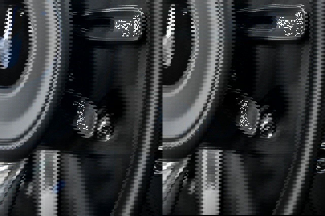 Used 2024 McLaren 750S Spider RWD image 30