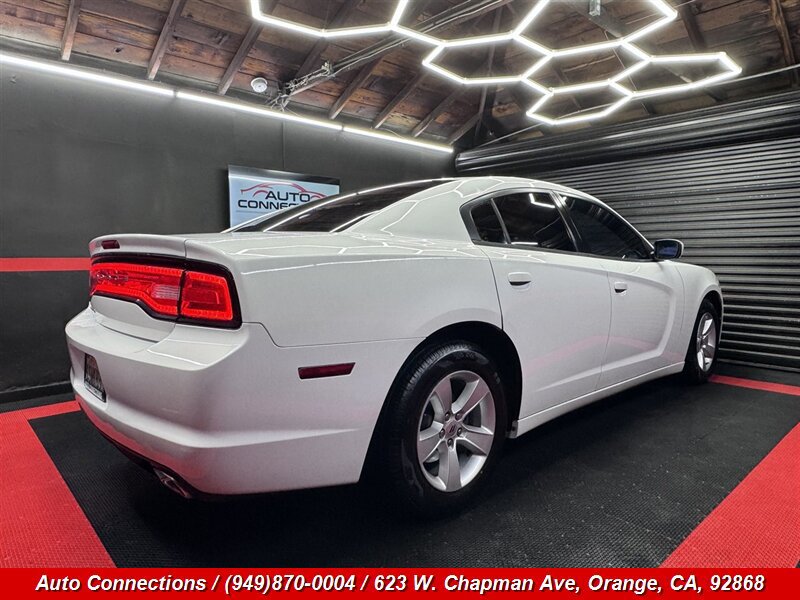Used 2011 Dodge Charger SE RWD image 3