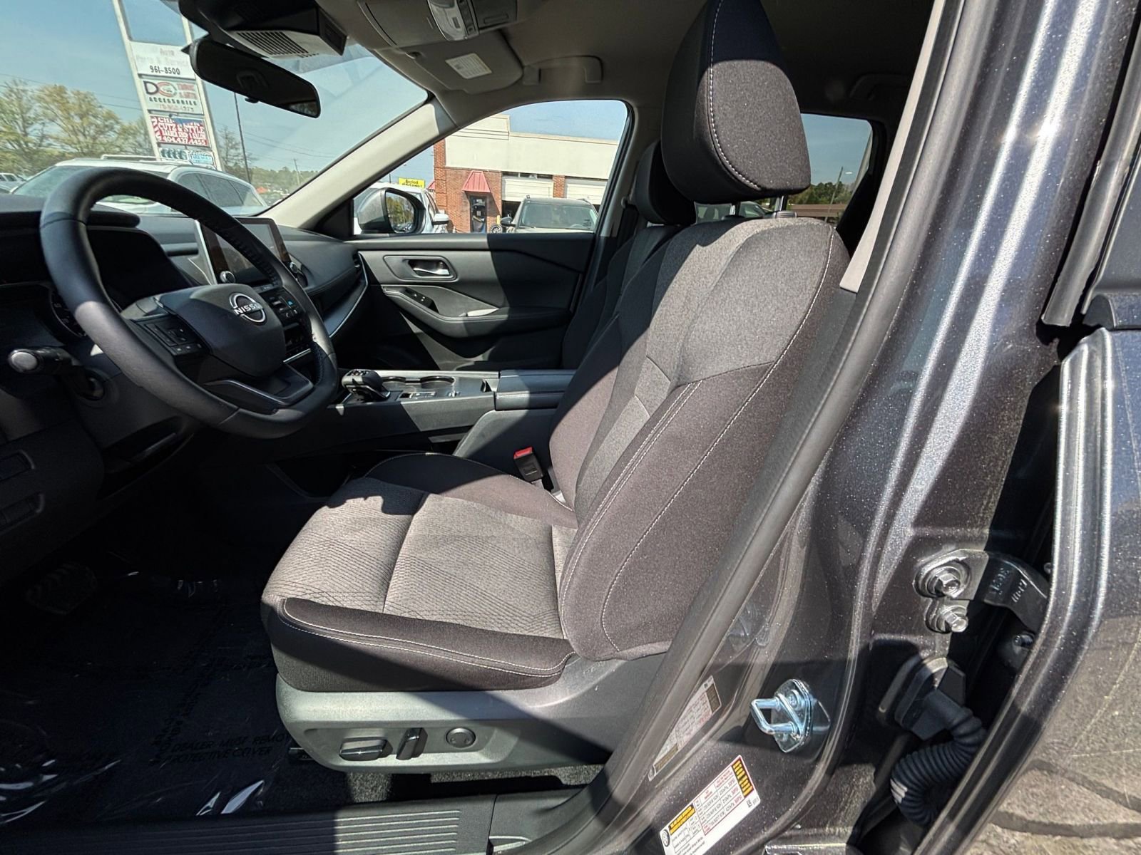 Used 2025 Nissan Rogue SV FWD image 34