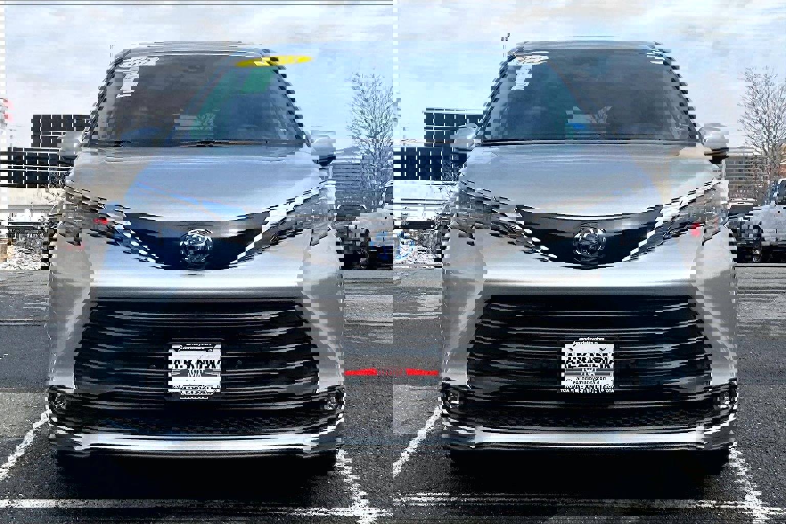 Used 2025 Toyota Sienna XLE w/ XLE Plus Package image 3