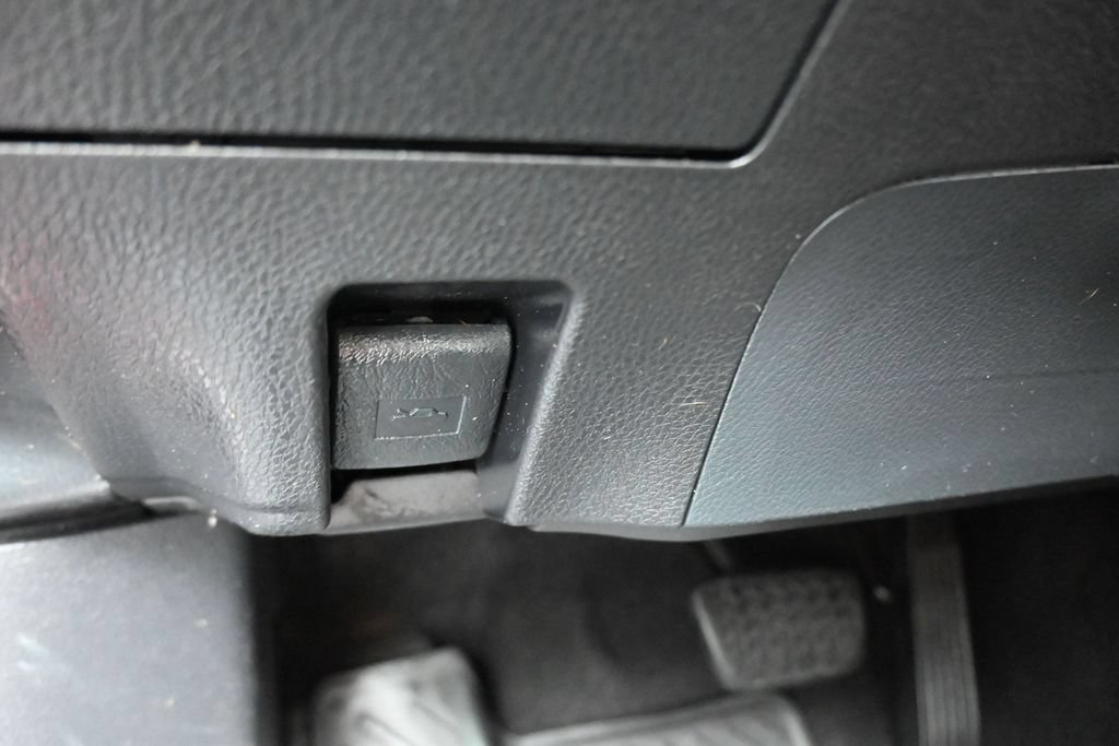 Used 2020 Toyota Camry SE w/ Sunroof Package FWD image 29
