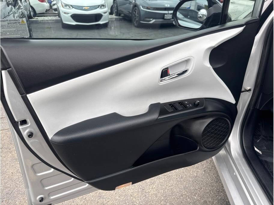 Used 2019 Toyota Prius XLE w/ Carpet Mat Package FWD image 14