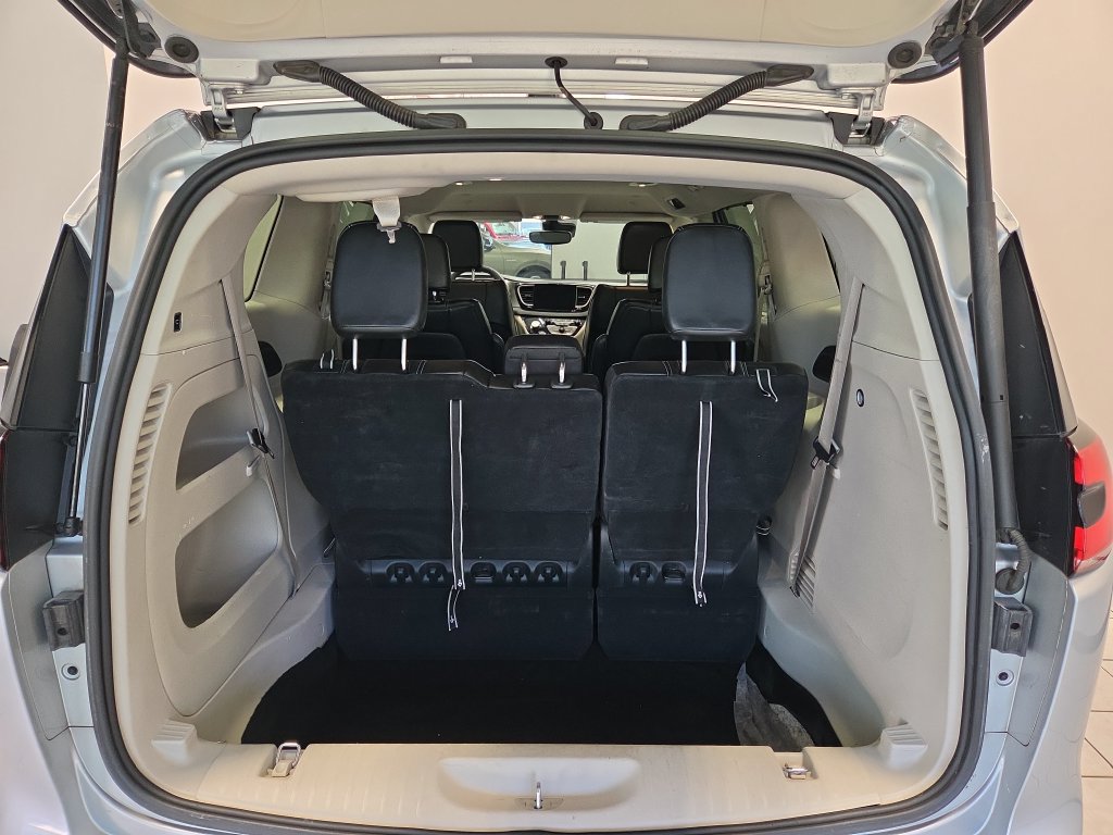 Used 2023 Chrysler Pacifica Touring-L FWD image 12