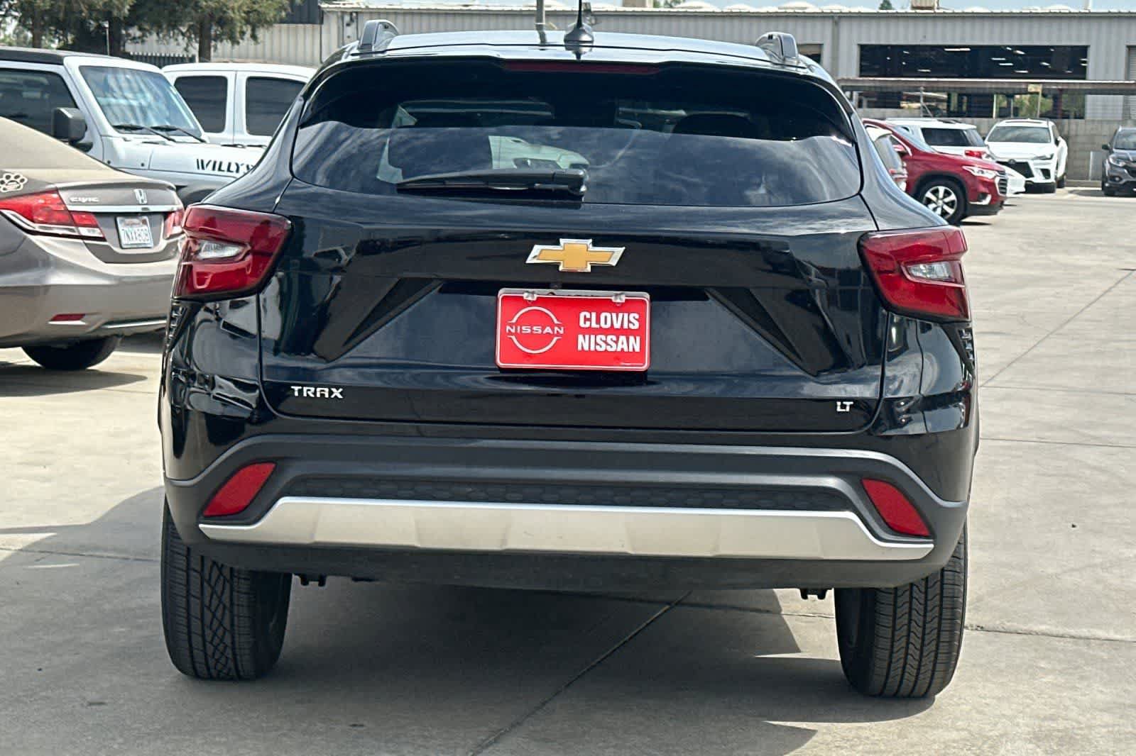 Used 2025 Chevrolet Trax LT FWD image 8