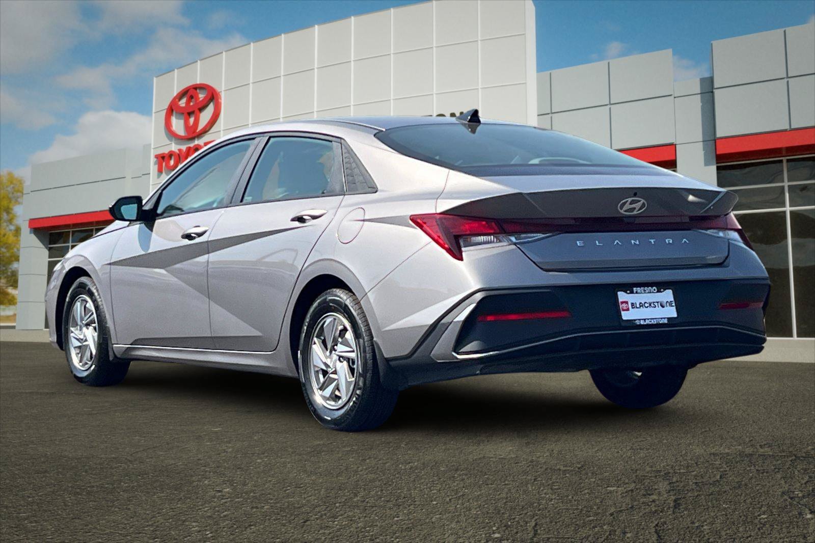 Used 2024 Hyundai Elantra SE FWD image 5