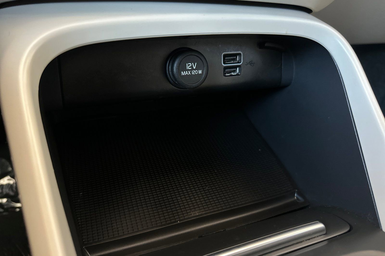 Used 2022 Volvo XC40 T5 Momentum image 27