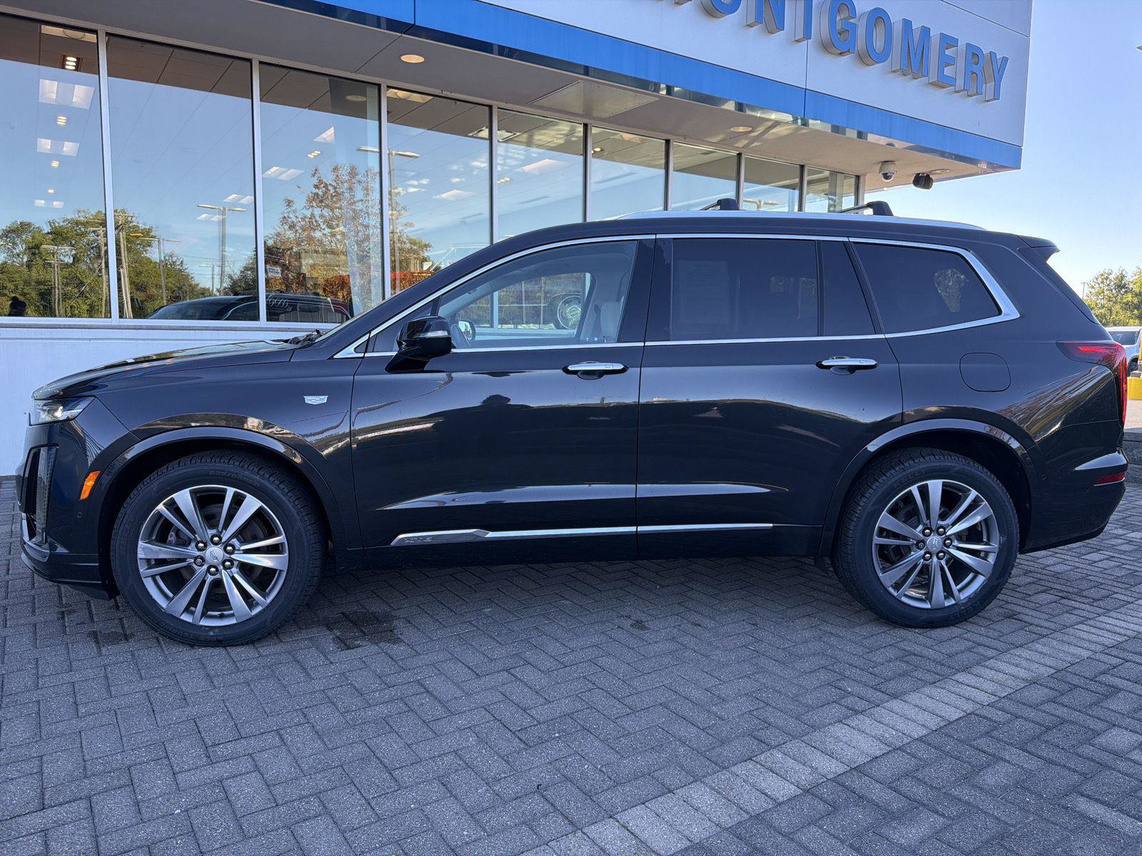 Used 2020 Cadillac XT6 Premium Luxury FWD image 2