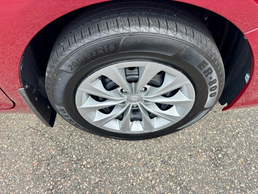 Used 2017 Toyota Camry LE image 32