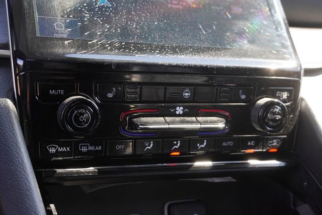 Used 2024 Jeep Grand Cherokee L Limited w/ Black Appearance Package image 27