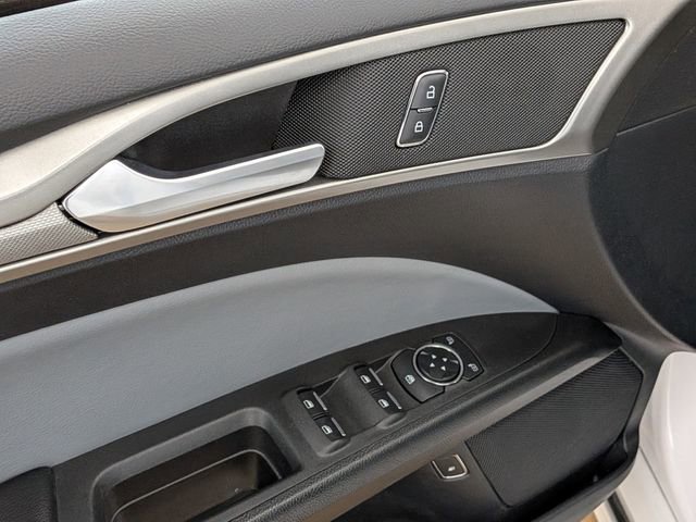 Used 2020 Ford Fusion SE image 18