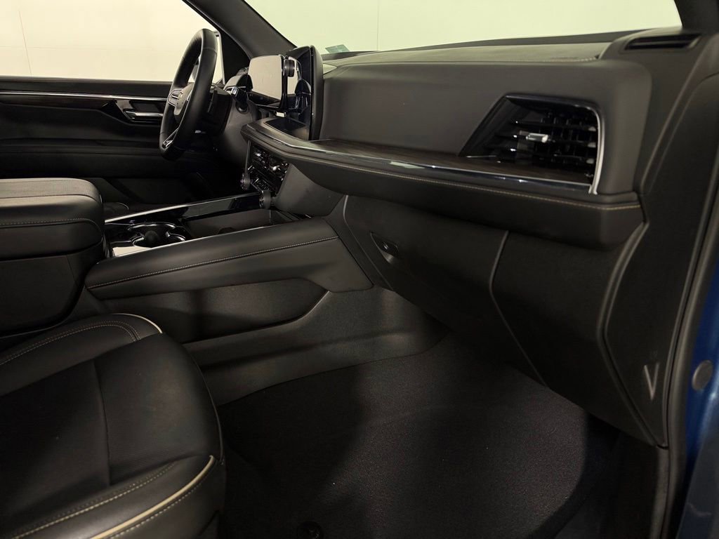 Used 2025 Chevrolet Suburban Premier RWD image 34