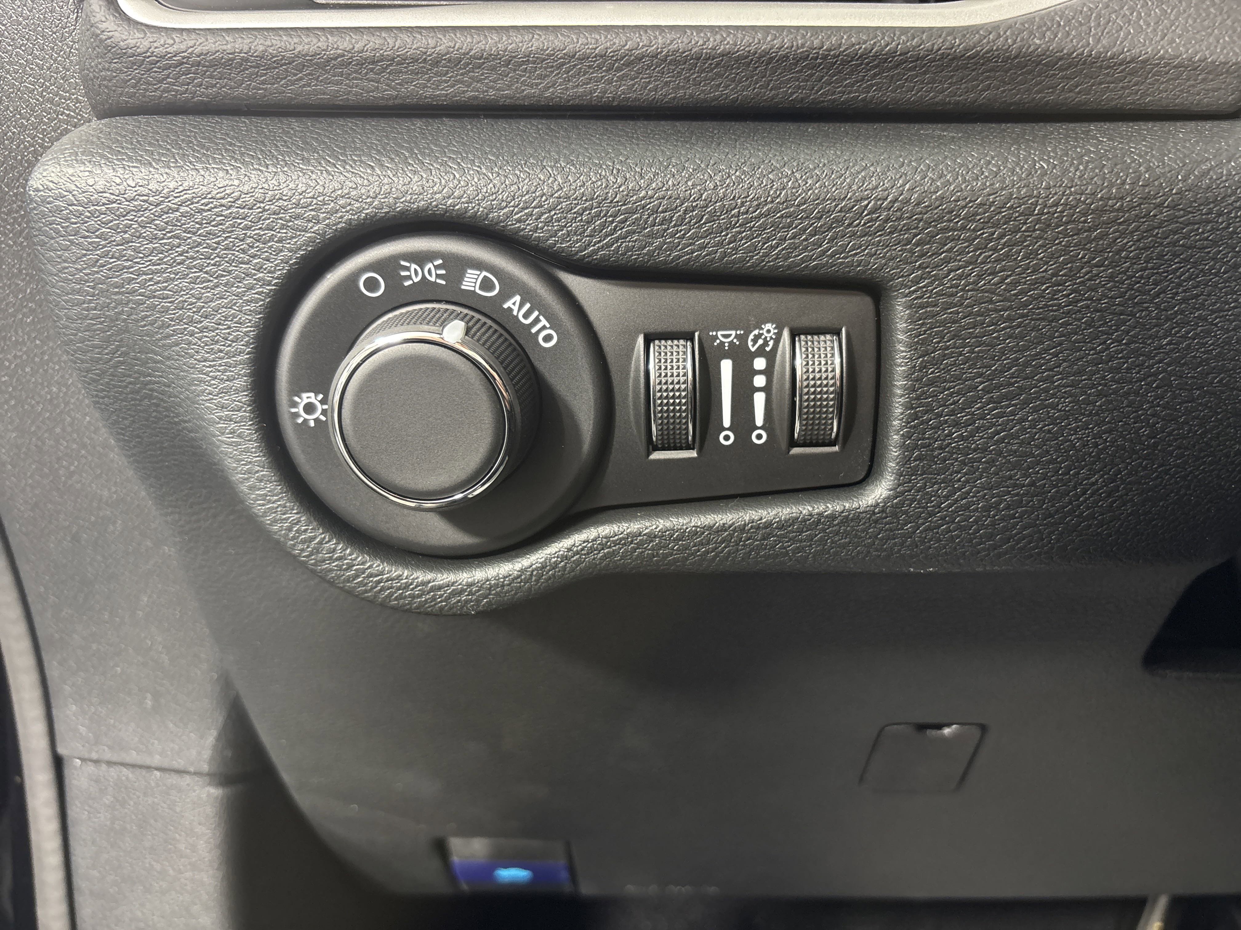 New 2025 Chrysler Voyager LX image 24