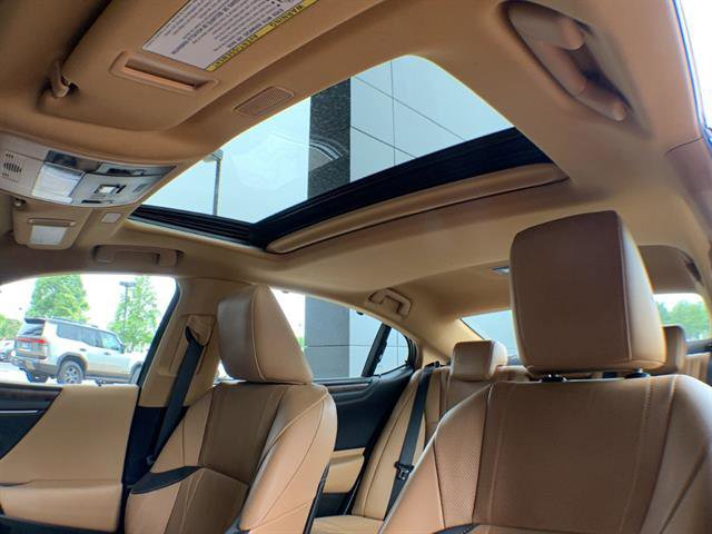 Certified 2022 Lexus ES 300h Ultra Luxury w/ Accessory Package 2 FWD image 22