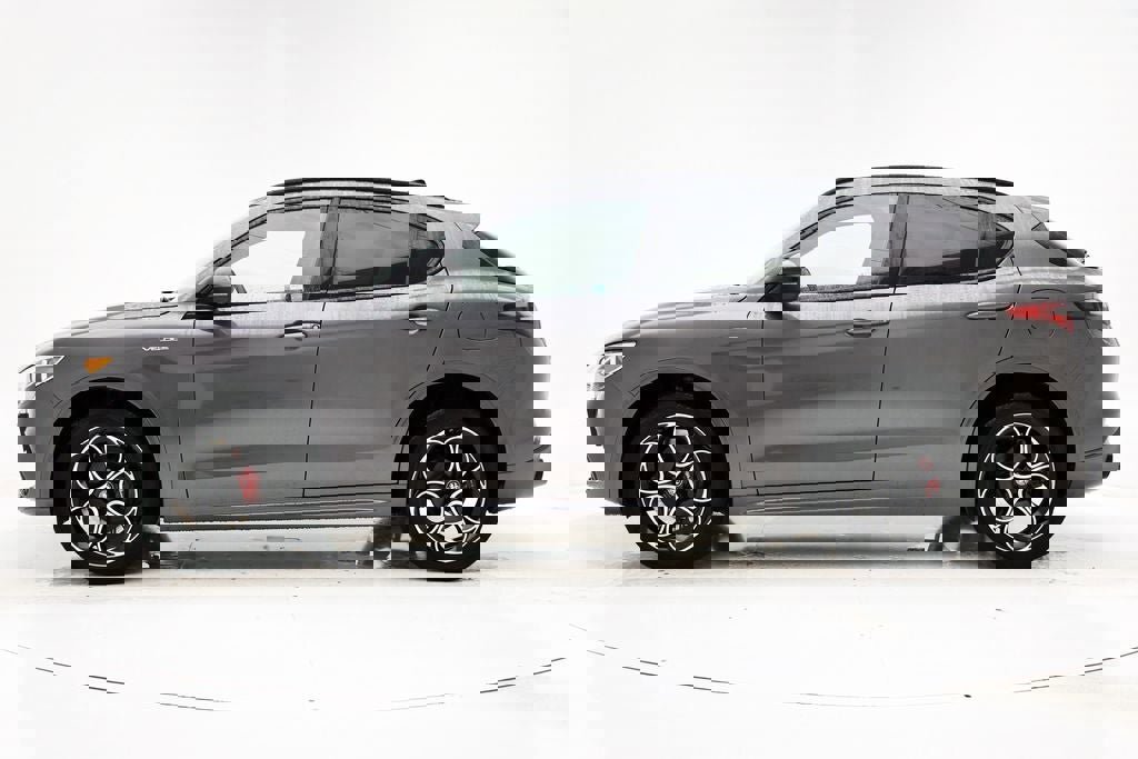 Used 2022 Alfa Romeo Stelvio Veloce image 5