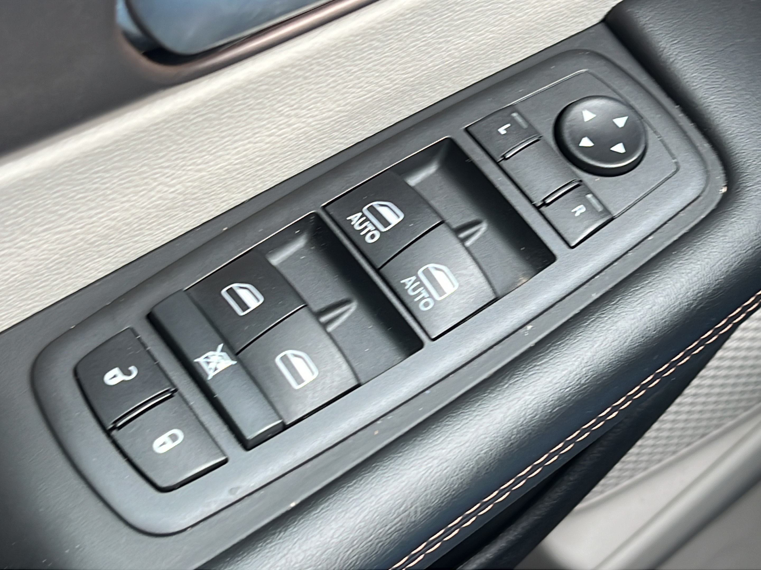 Used 2019 Chrysler Pacifica Touring Plus w/ Advanced Safetytec Group FWD image 18