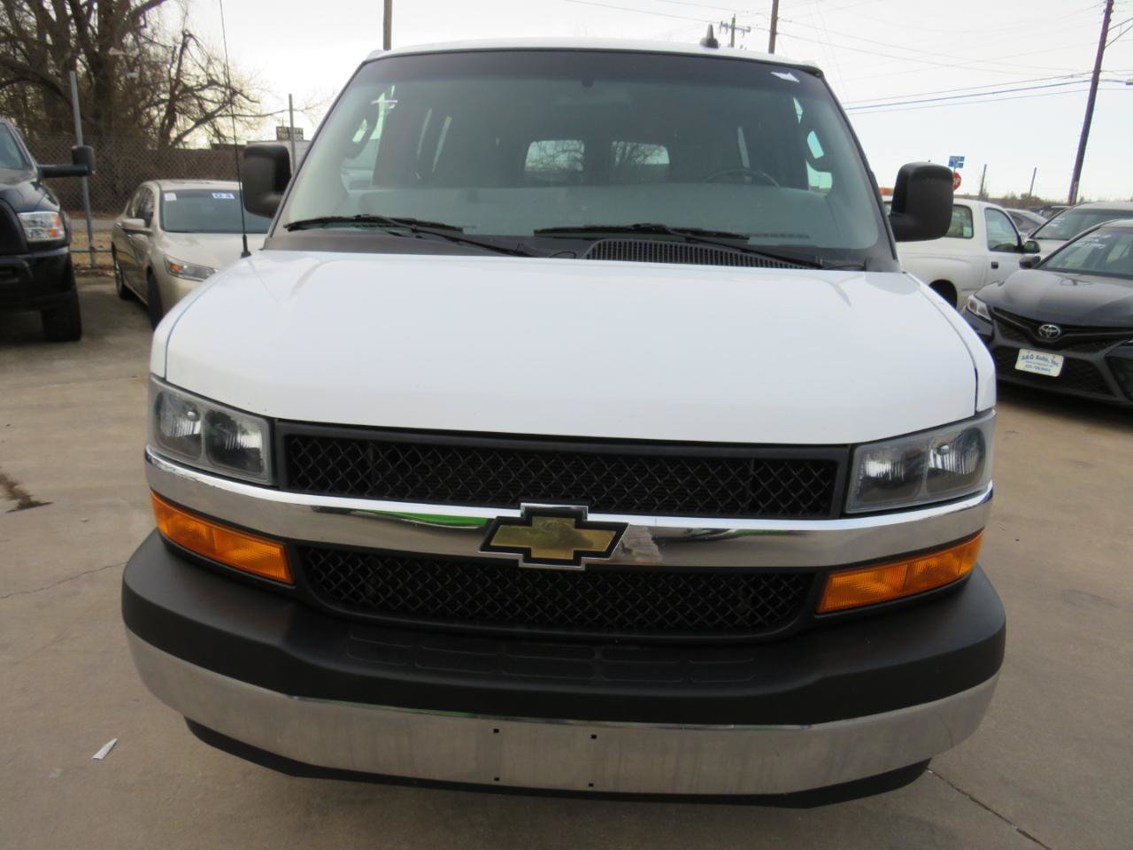 Used 2018 Chevrolet Express 3500 LT w/ LT Preferred Equipment Group RWD image 2