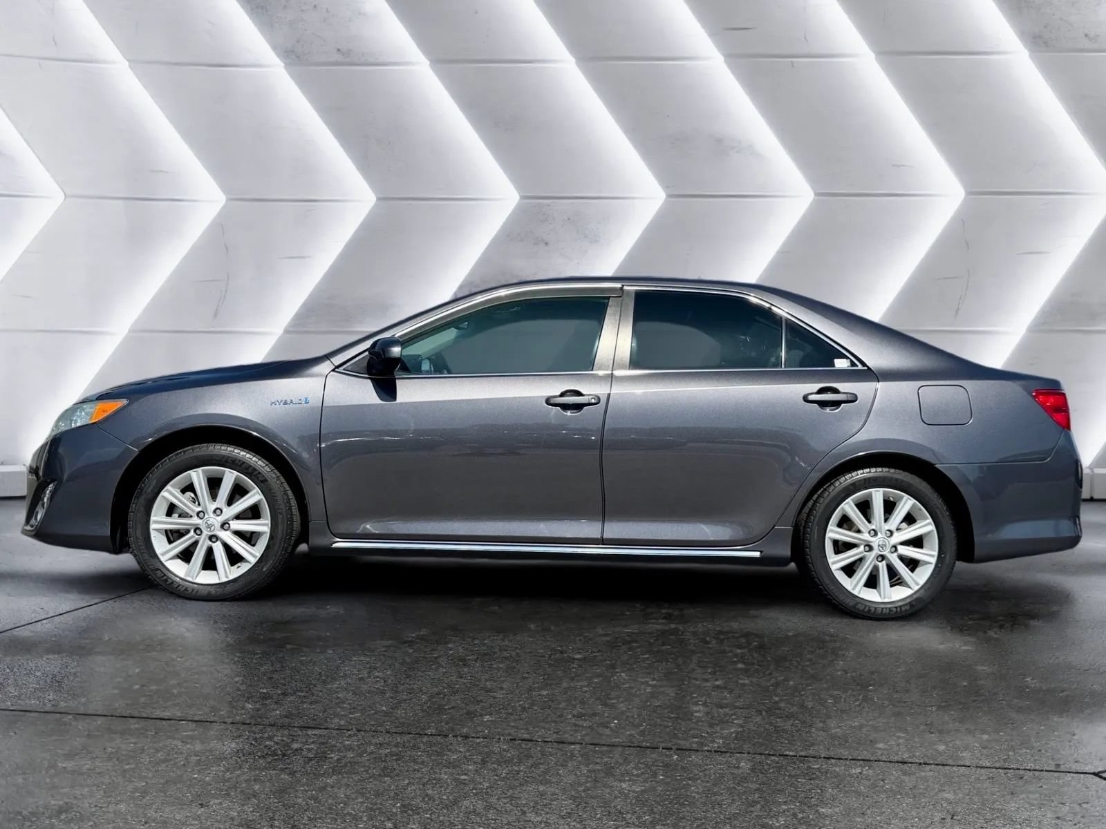 Used 2014 Toyota Camry XLE w/ Leather Package FWD image 5