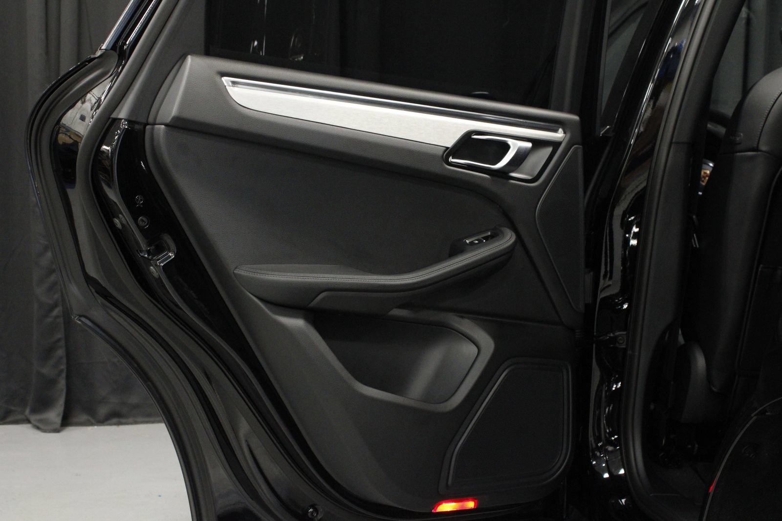 Certified 2026 Porsche Macan AWD/4WD image 16