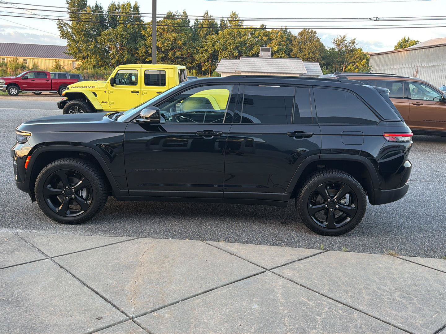 Used 2023 Jeep Grand Cherokee Altitude AWD/4WD image 22