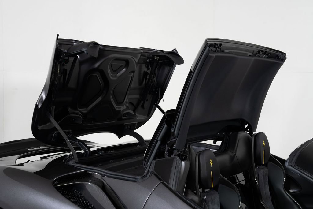 Used 2022 Ferrari SF90 Spider image 23