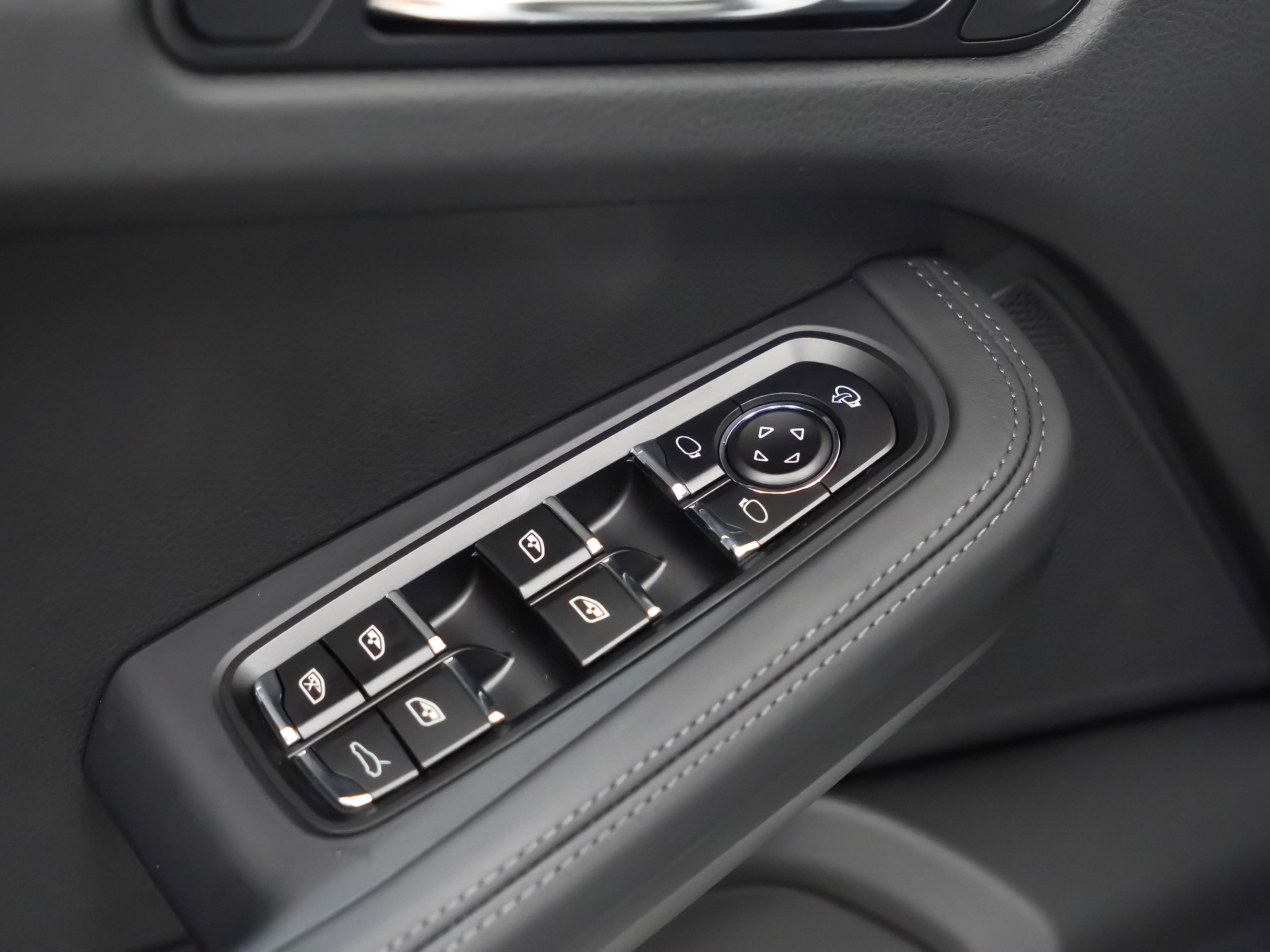 Certified 2026 Porsche Macan Turbo AWD/4WD image 23