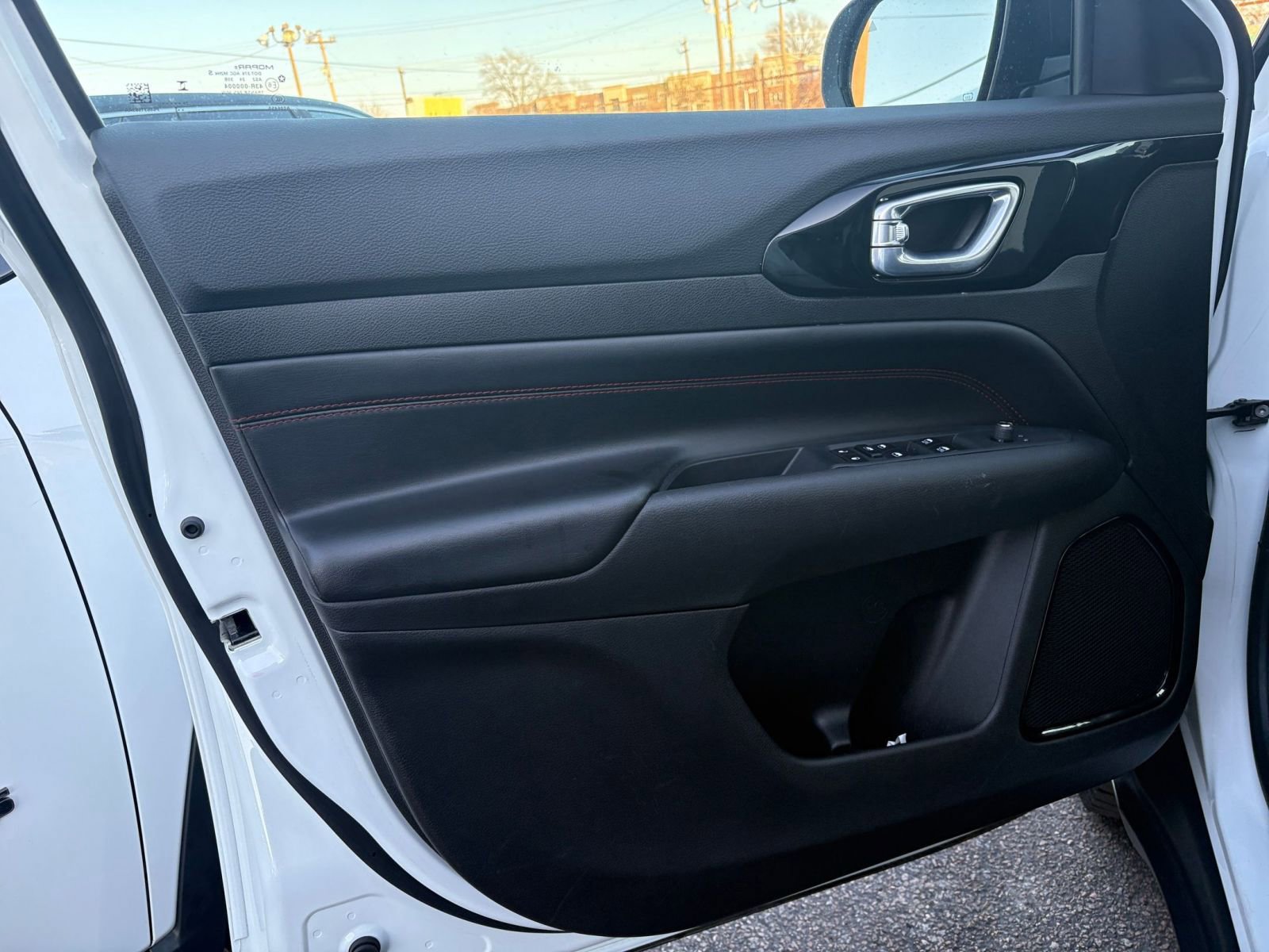 Used 2025 Jeep Compass Trailhawk image 18