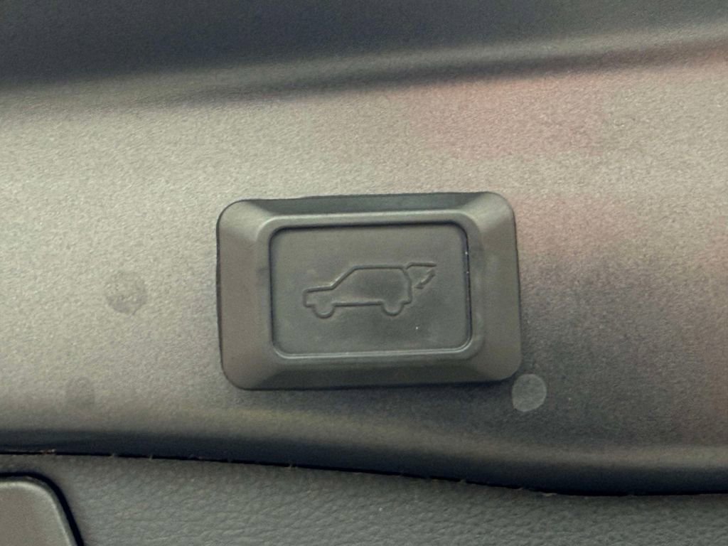 Used 2020 Toyota RAV4 XLE w/ Convenience Package AWD/4WD image 18