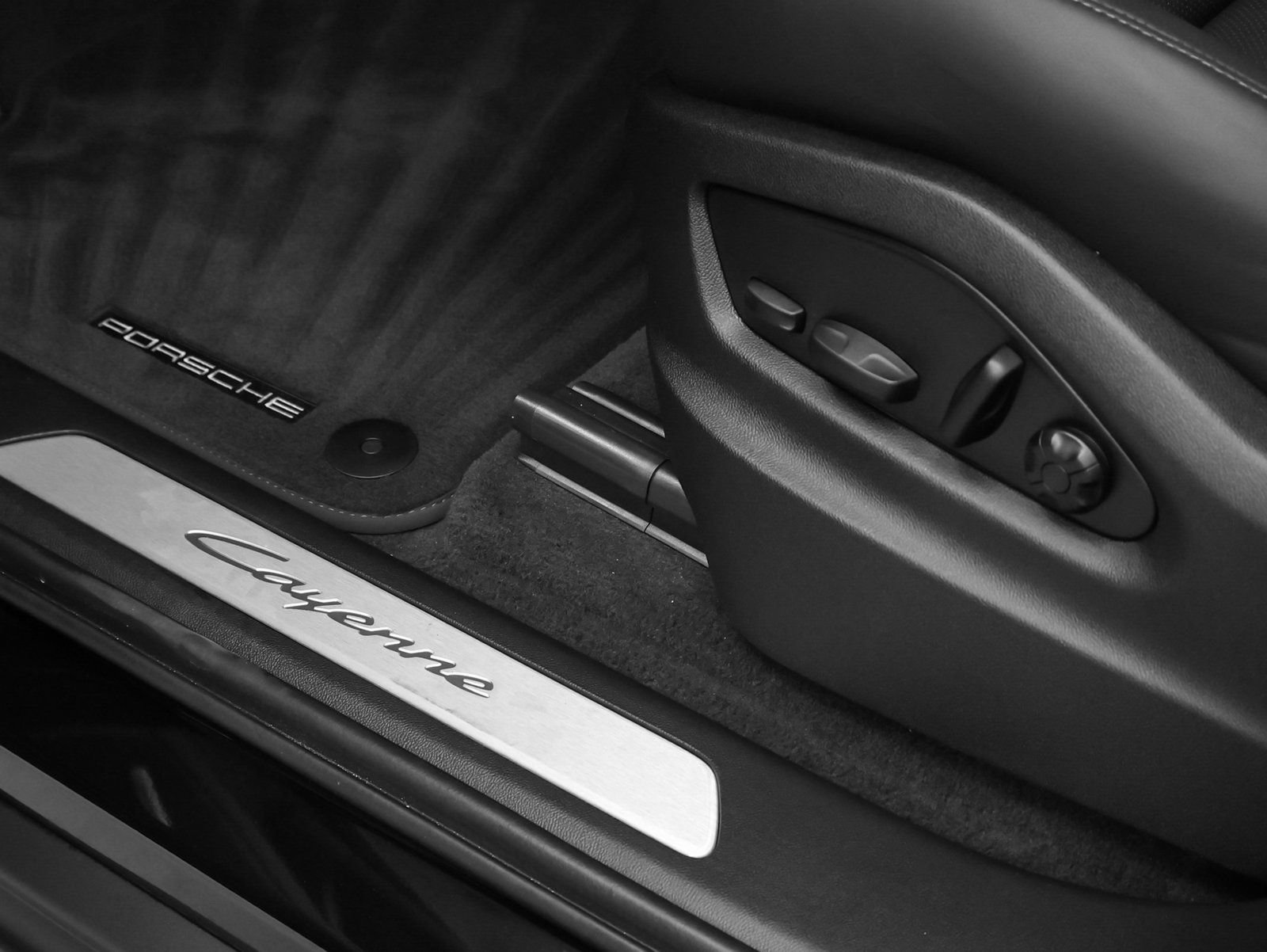 Certified 2025 Porsche Cayenne image 28