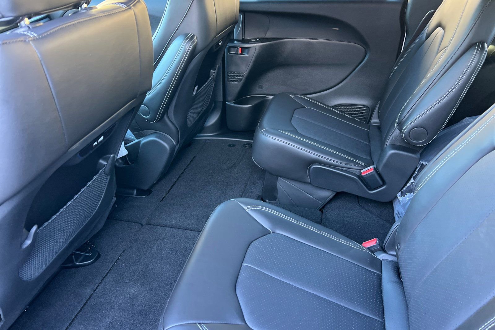 New 2026 Chrysler Pacifica Select AWD/4WD image 8