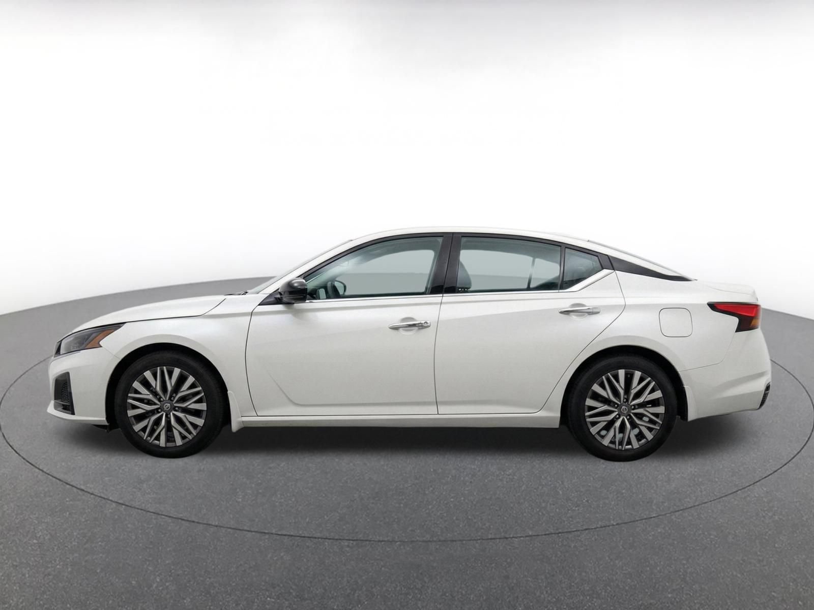 Used 2025 Nissan Altima 2.5 SV FWD image 4