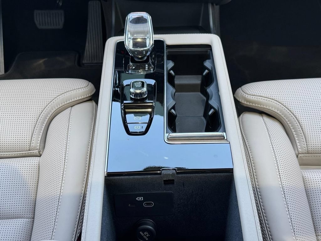 Certified 2025 Volvo XC90 B5 Ultra AWD/4WD image 14