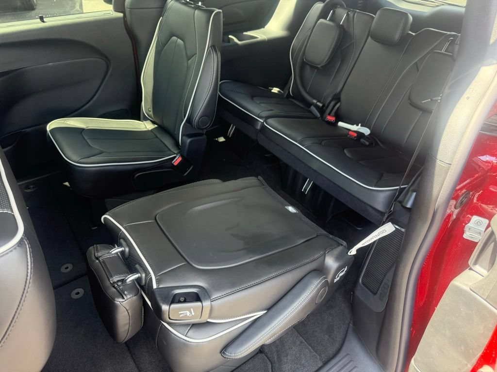 New 2027 Chrysler Pacifica Limited w/ Family Tech Group FWD image 32