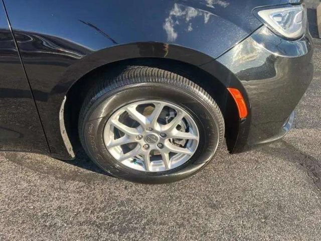 Used 2024 Chrysler Pacifica Touring-L FWD image 12