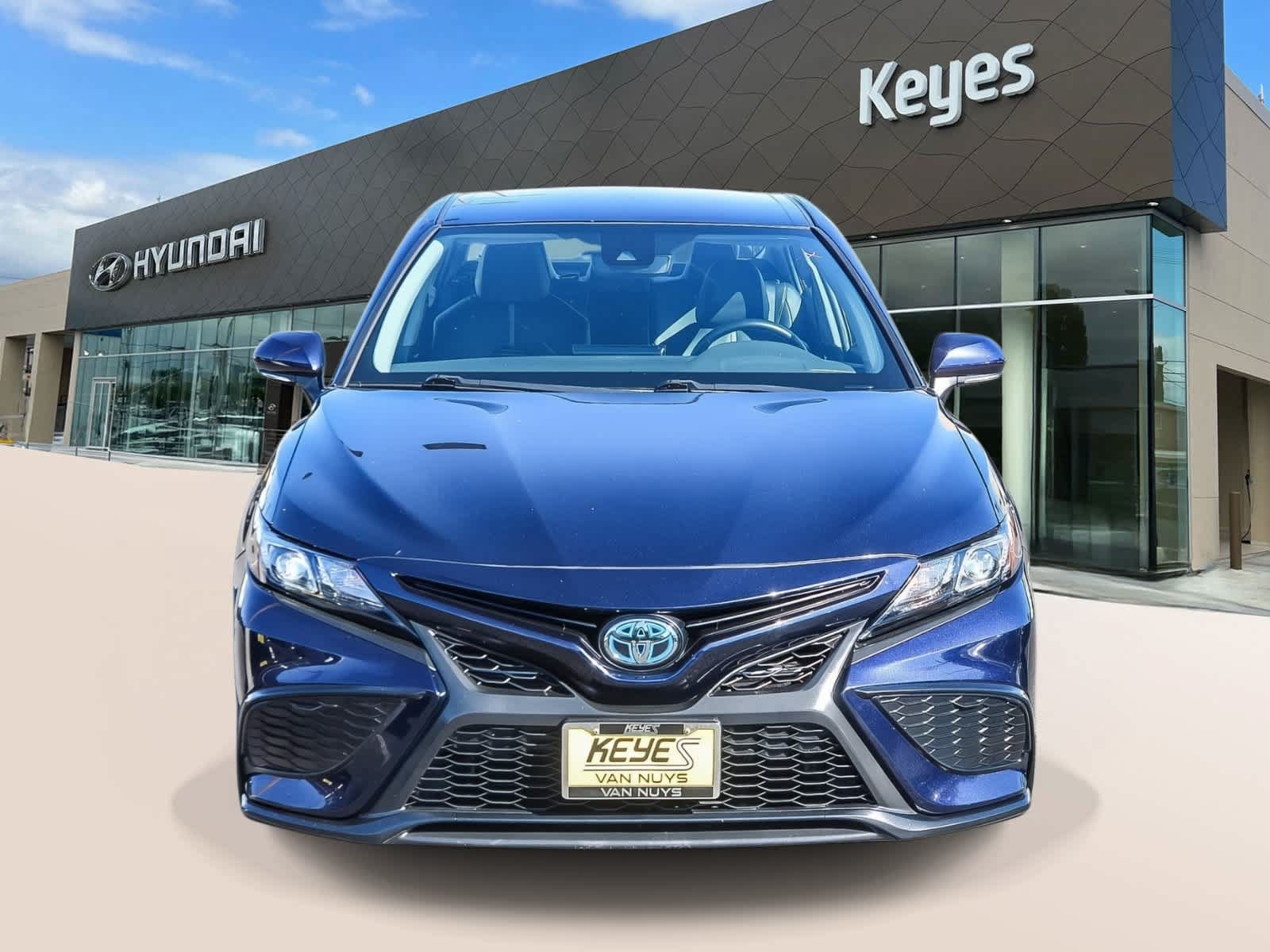 Used 2022 Toyota Camry SE FWD image 2