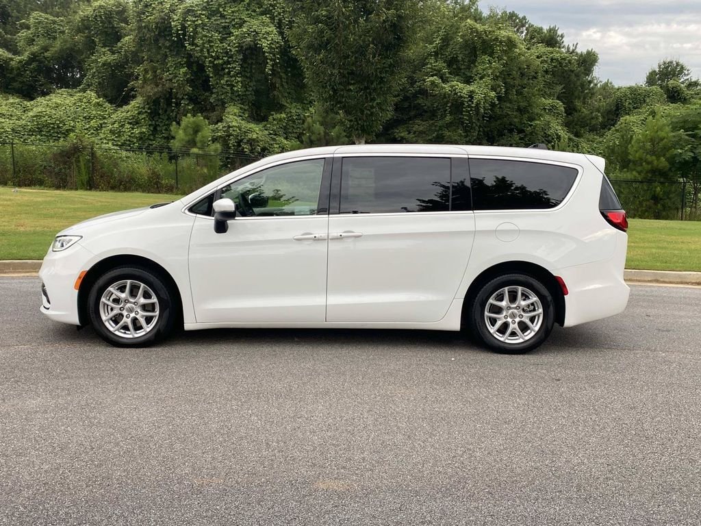 Used 2023 Chrysler Pacifica Touring-L FWD image 9