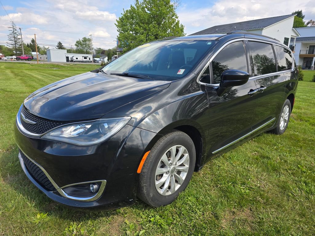 Used 2017 Chrysler Pacifica Touring-L FWD image 3
