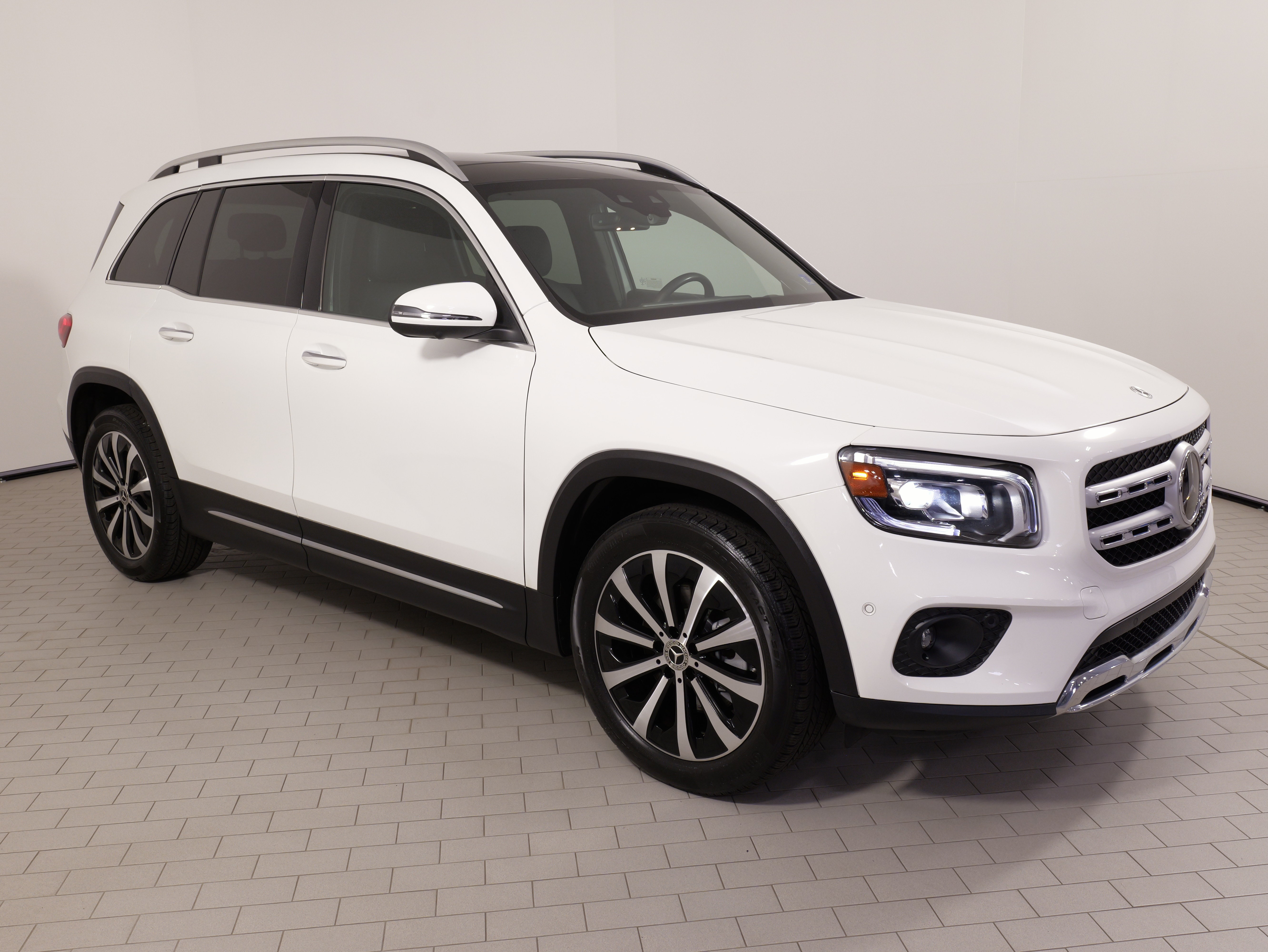 Used 2022 Mercedes-Benz GLB 250 4MATIC image 7