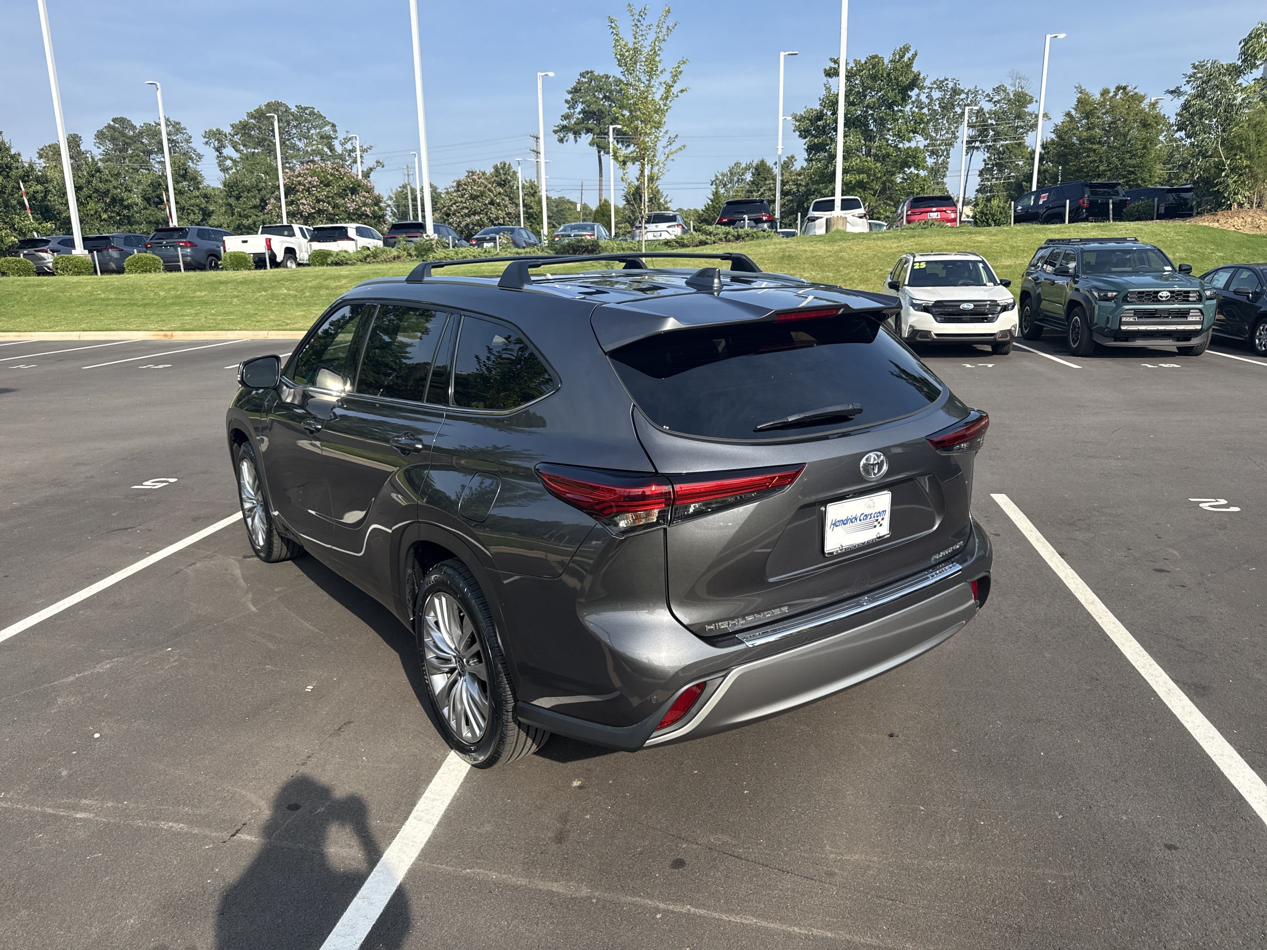 Used 2023 Toyota Highlander Platinum FWD image 11